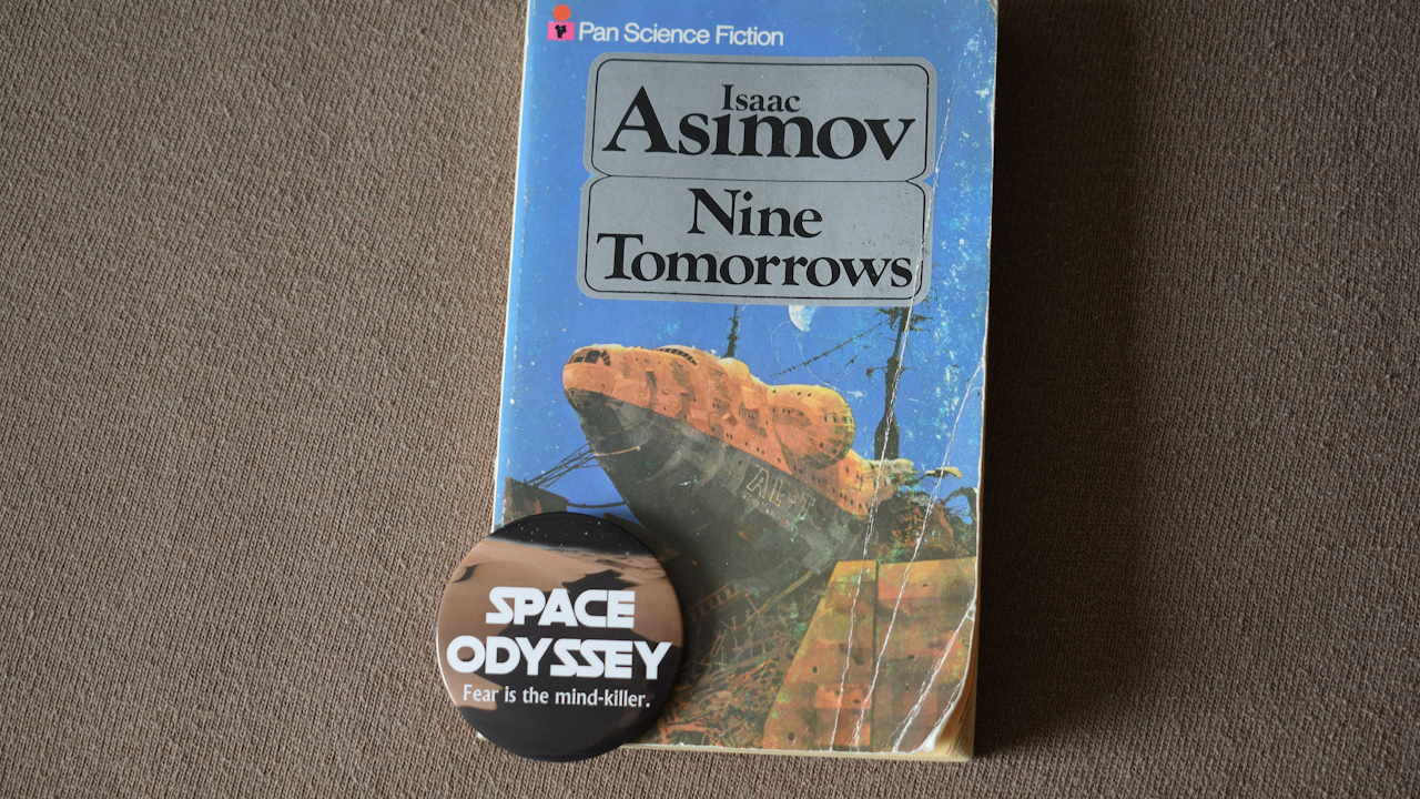 A screenshot of a book titled "Pan Science Fiction" featuring the name Asimov and the text "Nine Tomorrows" and "SPACE ODYSSEY Fear is the mind-killer," alongside a button.